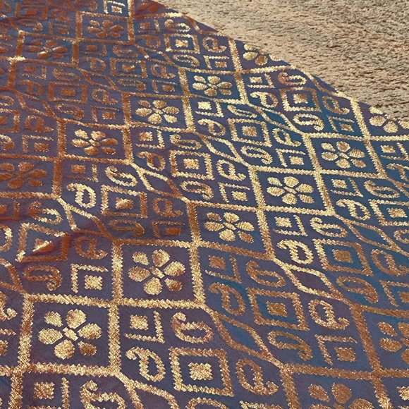 Banarasi silk sari in Gray (dual toned) - Picture 2 of 9